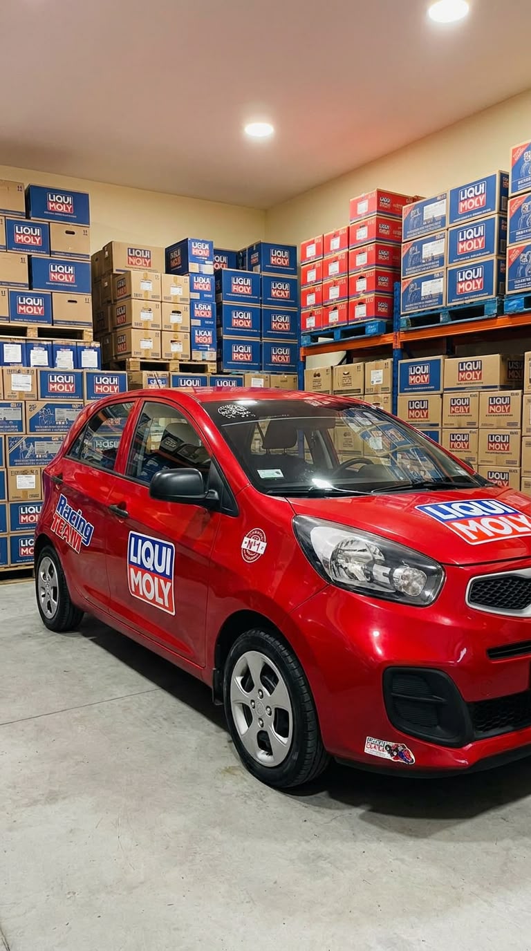 Especialista mostrando productos Liqui Moly